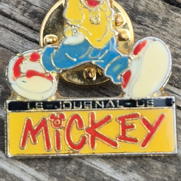Mickey Mouse Enamel Pin - Picture 15 of 16